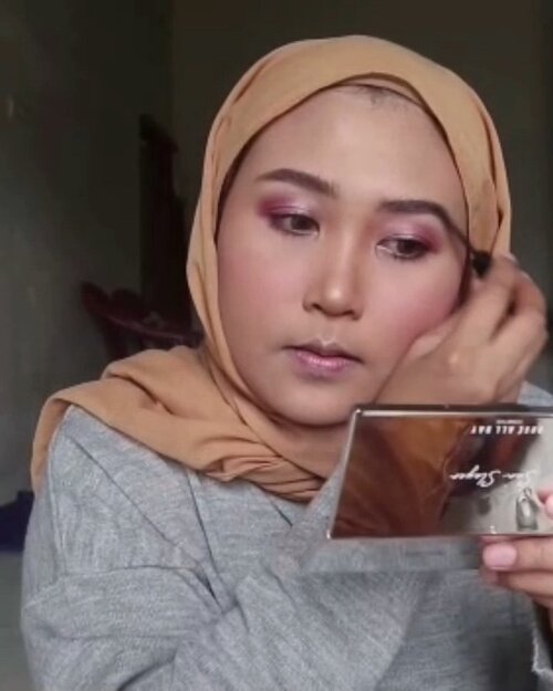 Make up ke kondangan yang super cepat karena ditungguin Bapak😗Detail Make Up:⚡@pudaiercosmetics Eyebrow Liquid⚡@getthelookid Loreal Infalibble Pro Glow shade 205 X @purbasarimakeupid Alas Bedak shade Sawo Matang⚡@eminacosmetics Bright Stuff Loose Powder⚡@catrice.cosmetics Instant Glam Eyeshadow X Glam Doll Mascara⚡@roseallday.co Face Palette Sun Slayer⚡@maybelline Stay Ink Crayon shade Enjoy The View 20.✨@rollover.reaction Clear Brow @makassarbeautygram @indobeautygram @indobeautysquad @clozetteid @cchannel_beauty_id @cchannel_id #MakassarBeautyGram #IndoBeautyGram #IndoBeautySquad #ClozetteId #CchannelBeauty #TutorialMakeUPKondangan #MakeUpTutorialKondangan #AyundaMakeUp #AyundaHits #BeautyInfluencerMakassar #MakassarBeautyInfluencer #BeautyBloggerMakassar #BeautyVloggerMakassar #BeautyEnthusiastMakassar #MakassarBeautyEnthusiast #BloggerMakassar #VloggerMakassar #MakeUpMakassar