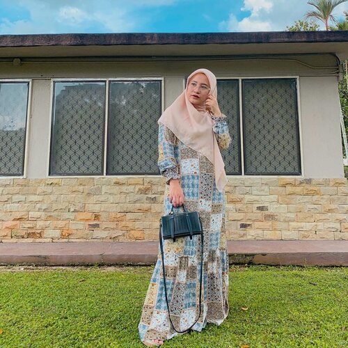 Jadi anggep aja lagi liburan cenah 🍀🌳🌴🌲☘️🍂🍃🍃🌱..Gamis kece by @nivahstuff .#ootd #nivahstuff #byfivit #style #ootdhijab #ootdinspiration #ootdhijabindonesia #ootdhijabindo #styleblogger #beautybloggerpekanbaru #ad #pkubeautyblogger #hijabstyle #gamis #clozetteid