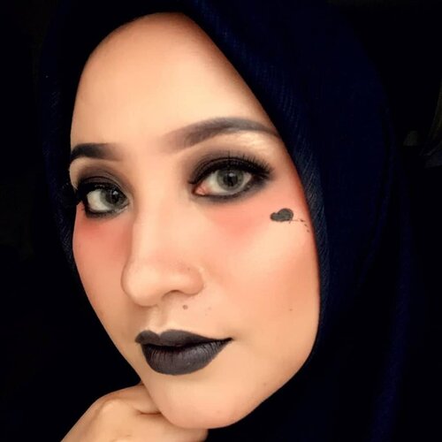 Kali ini tema collabs @pkubeautyblogger ga nanggung2 "GOTHIC" makeup look #gothicmakeuplook .Kebayang bakal pd item smua TL ( maap ya pemirsah wkwkwk), tp tyt pada manis2 cantik, gagal gothic dunk ya?? 🤣🤣.Tapi semua temen2 pd kreatif 😍😍suka bgtt deh.. Awalnya sangsi mau ikutan, secara perlengkapan perang banyak yg nude/ kalem2, tp tyt kudu kreatif, pensil eyeliner item bs jd esedo/ lippen 😆😆, semoga suka yaa sama hasil kreatifitas kami hari ini .Pada mau adonannya??comments down below ya kekeke#pkubeautyblogger #beautybloggepekanbaru #beautyblogger #clozetteid #byfivit #makeupbyfivit