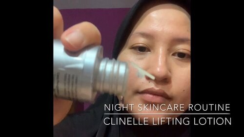 My Night Skincare Routine 
Sblm Lifting lotion ini aku cuci muka dulu dengan cleanser dari @clinelleid / sabun cuci wajah ( brand bebas) / micellar water dulu baru sabun cuci wajah.. ( double cleanser) apalagi sehabis makeup full .
Step 1 lifting lotion / hydrating toner ( @secretkey_idn / hadalabo/ @klinik_dr.ika ) aku suka saling silang suka2 aku 🤣 intinya bikin lembab dan mencerahkan) 
Step 2 : eye serum merek apa aja, kali ini aku pke @clinelleid age revive series 
Step 3 : lotion ( pelembab) disini aku pke lifting lotion clinelle juga 
Step 4 : youth essence ( essence bebas mau merek apa aja) ini aku pke clinelle jg / biasanya aku skip langsung ke serum 
Step 5 : lifting cream ( cream malam) clinelle age revive series, atau krim malam yg biasa kalian pakai) biasanya aku pakai clinelle ini / @klinik_dr.ika / hada labo 4D gel/ krim malam wardah white series  dst 
Step 6 : sheet mask tunggu selama 20-30 menit / skip langsung tidur 👌🏼
.
.
Panjang ya? Ya mau cakep klo ga mau ribet ke klinik aja 🤣😂
.
Semoga berfaedah, oia kalau siang sama jg rangkaiannya cuma tambah 1 lg, sunscreen/ bb cushion/ foundi/ bb cream tp kalo dirumah aja cukup sampai sun screen aja .
.
Masih kepo, kapan2 kita live bareng ya sama pakarnya 😍😘
.
#byfivit #beautybloggerpekanbaru #pekanbarubeautyblogger #pkubb #beautyblogger #skincareroutine #clozetteid