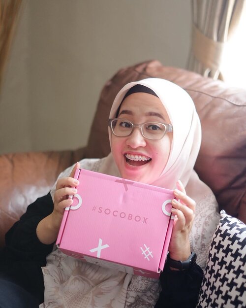 Socobox #bestof2019 @sociolla isinya terdiri dari : .Micellar water @bioderma_indonesia Toner @secretkey_idn Aloevera gel lotion @cantikcitra Masker @mediheal_idn ..Sudah lama aku pgn banget nyobain 4 produk ini, kecuali @bioderma_indonesia mmg aku pakai jg yg tutup pink, dia cocok banget buat kulit sensitif maupun gak..Nah buat temen2 yang pengen nyobain produk2 diatas atau produk2 pilihan lainnya, temen2 bisa beli di web @sociolla , jgn lupa pake kode voucher : SBNLAK3U untuk mendapatkan diskon sebesar 50 ribu rupiah min. Pembelian sebesar 250ribu, hanya bisa digunakan untuk membeli produk dengan harga normal. So tunggu apalg, cus ke @sociolla ya Genk!..#socobox #socoID #sociollabloggernetwork #clozetteid