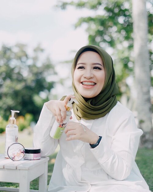 @organiclombok setelah sebulan memakai produk2nya yg syarat bahan premiun nan alami, saya cukup bangga dengan skincare brand lokal asal tempat kelahiran saya, yaitu Lombok NTB, belum genap 2 tahun sudah mengantongi sartifikat BPOM, menjawab keresahan teman2 tentang spirulina sebagai bahan dasar dari produk2 @organiclombok , meningkatkan ekonomi petani spirulina di Lombok sebagai salah satu visi misinya, Amin..Buat temen2 beauty yg suka skincare alami cobain deh, jgn takut ongkir mahal karena di Pekanbaru sendiri ada resellernya @organiclombokriau , sukses terus sistur @septiaerianty besok sabtu kita dengar langsung cerita dan kisah bisnisnya ya live bareng @pkubeautyblogger jam 11.00 wib jangan sampai ga nonton.. ..Yg mau tanya2 sile bisa komen dibawah atau DM saya ya 🙏🏻😘..#byfivit #reviewbyfivit #pkubeautyblogger #beautybloggerpekanbaru #organiclombok #clozetteid .Fav aku : lotion yg ditangan itu, wangi dan teksturnya, trus body showernya yg tanpa busa tapi mampu melembabkan kulit kita 😍dan wanginya suka bgt.., body scrubnya mantap juga lho, walo scrub tetep bikin kulit lembab 👌🏼