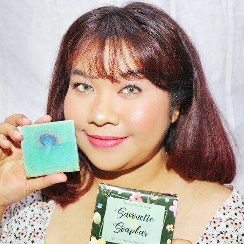 I've been loving this premium artisan soap from @savonette.soapbar 
Sabun handmade ini bebas SLS, bebas Paraben dan tidak mengandung parfum. Wewangian yang dipakai dalam sabun ini adalah aroma alami dari premium essential oil. Jadi aman buat dipakai oleh semua jenis kulit. Bahkan kulit sensitif sekalipun. 
Varian yang aku pakai adalah Champaca Droplets, mengandung Champaca essential oil, berfungsi untuk relaksasi dan menimbulkan mood happy. Plus kandungan Funegreek Seed yang bisa mengeksfoliasi kulit, soothe acne scars, berfungsi sebagai antioksidan sekaligus skin whitening agent. Wanginya emang lembut banget dan bikin rileks. Sumpah jadi ketagihan mandi 😂😂😂😂. Oh ya, kalian ga perlu kaget ya kalau busanya gak banyak karena memang @savonette.soapbar tidak menambahkan SLS, makanya bisa bikin kulit kita lebih sehat. Varian yang disediakan @savonette.soapbar banyak bangeeet. Jadi kalian bisa pilih yg sesuai kebutuhan kulitmu dan artisan homemade soapbar ini cocok banget buat kalian yg mau beralih ke gaya hidup sehat dan alami. Cus kepoin akun IG @savonette.soapbar buat intip semua sabun handmade premiumnya yah. 
#savonettesoapbar #sabunhandmade #artisansoap #artisanhomemadesoapbar #soapbar #Clozetteid #naturalbodysoap #sbybeautyblogger #skincare #champaca