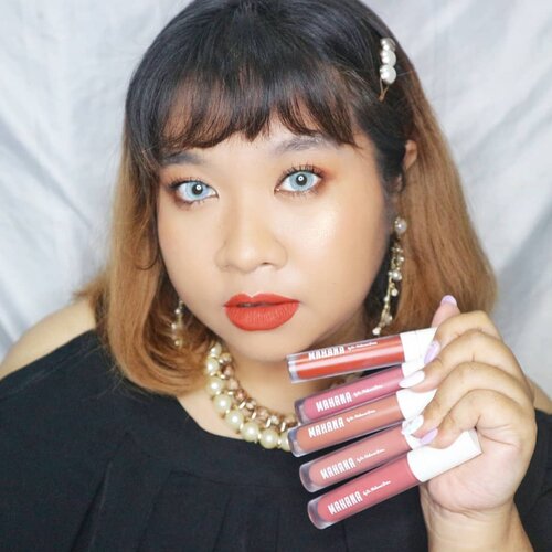 [NEW LIP CREAM ALERT!]Kalian masih pada suka pake lipstick kan selama pandemi? Sama. Aku jugaaaa. Nah, @mahanacosmetic lip cream ini adalah salah satu my go to lip cream karena saya tahannya luar biasa banget. Dan dijamin ga nempel di masker alias transferproof!Ada 5 warna yg bisa dipilih sesuai mood dan outfit.Sweet Candy: Pinkish NudeSexy Nude: Neutral Brown NudeDarling Pink: Soft MLBB PinkDeep Mallow: Mauve-ish PinkSexy Red: Warm toned Red. Tesktur dr lip cream ini sedikit watery jadi kerasa ringan banget di bibir dan bener bener tahan seharian. Packagingnya pun gemes bgt, didominasi warna putih pada bagian tutupnya dan clear with doff texture pada botolnya. Warna favorit aku yg sering bgt aku pake adalah Sexy Nude dan Sexy Red. Aku juga suka banget pake kedua warna ini buat bikin ombre lips. If you're looking for transfee proof lippie to wear under your mask, this is your answer ladies!@mahanacosmetic @drmaharaniprima @beautefemmecommunity#BFCxMahana #BFCReview #BeauteFemmeCommunity#lipcream #mahanalipcream #redhacsreview #Clozetteid