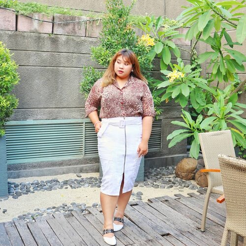 My new fav skirt from @grace.bigsizeJangan takut pake dress atau rok bodycon. Buat yg punya tipe body hourglass, rok macam ini bakal bikin lekuk tubuh kalian keliatan makin cantik. 💃✨#shoxsquad #Clozetteid #clozetteootd  #ootdbigsizeindo #fashion #cute #ootdplussize #ootdcurvy #ootdplussizeindo #curvy #clozetteid #blogger #bblogger #beautyblogger #surabayabeautyblogger #sbybeautyblogger #curvygirl #plussize #endorsementindo#endorsement #bodypositive #celebratemysize #ootdindonesia #ootdindo #curvystyleideasid #influencersurabaya #beautyhasnosize #missbbwindonesia #ootdredhacs #redhacsmixnmatch