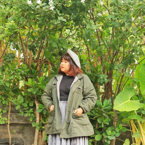 Rainy season is here! Don't let the rain kill your style! ..Tidak ada musim gugur di sini kawan. Adanya musim hujan yg masih cukup hangat. Percayalah, green army parka dari @biggercheaper_ ini gak gerah, tapi bisa menghangatkan.  #ootdbigsize #ootdbigsizeindo #fashion #cute #ootdplussize #ootdcurvy #ootdplussizeindo #curvy #clozetteid #blogger #bblogger #beautyblogger #surabayabeautyblogger #sbybeautyblogger #curvygirl #plussize #endorsementindo#endorsement #bodypositive #celebratemysize #ootdindonesia #ootdindo #curvystyleideasid #influencersurabaya #beautyhasnosize #missbbwindonesia #ootdredhacs #redhacsmixnmatch