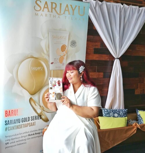 Ada yg mantau story aku kemarin gak sih? Jadi kemarin aku dateng ke acara Influencer Gathering bareng @sariayu_mt 
Disitu kita semua nyobain semua produk baru Sariayu yaitu Natural Glow Series. Seri terbaru ini terdiri dari tinted moisturizer, two way cake, lip cream dan lip color. Uniknya, semua produk ini mengandung ekstrak bunga gardenia yg berfungsi sebagai antioksidan. Nah, kalau kalian udah liat do story kemarin, tinted moisturizernya mengandung SPF 20 dan coveragenya oke loh untuk ukuran tinted moisturizer. Two way cakenya jg flawless banget. Butirannya haluusss. Nempel dan membaur dengan baik. Lip cream dan lip colornya juga lembab, ga kering di bibir. Ada banyak pilihan warna juga loh. Untuk lip cream ada 8 dan lip color 15 warna. Kalian bisa cari yg paling cocok untuk skintone masing masing deh. Apa kalian udah coba juga sebelumnya? 
#naturalglow #fearlessbeauty #cleanbeauty #sariayu #blogger #bloggersurabaya #review #makeupreview #Clozetteid #beautybloggerid #beauty