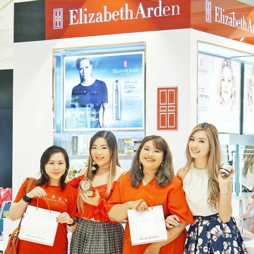 Thank you @beauteous_you for inviting us. Having so much fun at Elizabeth Arden store visit today! They have wide range selections of skincare, make up and perfumes! I tried Elizabeth Arden Superstart Skin Renewal Booster that could be used as moisturizer and primer at the same time. It's super hydrating and create a smooth canvas before applying make up. Also tried Elizabeth Arden Beautiful Color Luminous Lip Gloss which is super pigmented for a lip gloss, they have 8 shades from neutral to bold red. 
@beauteous_you also having a huge promo today! 50% off and buy 1 get 1 for selected items! Go grab yours at nearest Sogo Department Store! 
#elizabetharden 
#beautybloggerid
#beauty #beautybloggersurabaya
#tutorial #cutemakeup #clozetteid  #beautyblogger #beauty  #indonesian #bblogger  #instamakeup  #instabeauty  #beautybloggerid #beautybloggersurabaya #surabayabeautyblogger