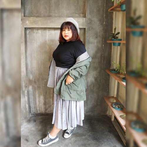 I don't know which one is hotter, the weather or me... ..Black Manset and Green Army Parka from @biggercheaper_ #ootdbigsize #ootdbigsizeindo #fashion #cute #ootdplussize #ootdcurvy #ootdplussizeindo #curvy #clozetteid #blogger #bblogger #beautyblogger #surabayabeautyblogger #sbybeautyblogger #curvygirl #plussize #endorsementindo#endorsement #bodypositive #celebratemysize #ootdindonesia #ootdindo #curvystyleideasid #influencersurabaya #beautyhasnosize #missbbwindonesia #ootdredhacs #redhacsmixnmatch