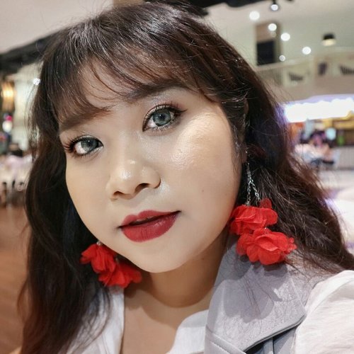 Doing holiday-ish makeup for Surabaya Beauty Blogger 1st Soiree. The dress code was Monochrome with touch of Red. So I decided to match my lip color with my earring from @debtique 
Definitely my fave from their collection!! Swipe for detailss!! #makeuplook #beauty 
#makeupaddict #makeupjunkie #🌹 #makeover #ClozetteID #beautyblogger #beauty  #indonesian #bblogger  #instamakeup #endorsement #endorsementid #endorsersurabaya #instabeauty #earrings  #beautybloggerid #setterspace #beautybloggersurabaya #surabayabeautyblogger
#indonesian#byredhacs