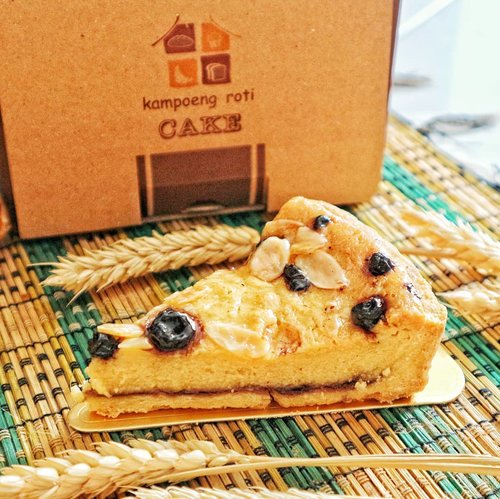 Dessert for lunch? Why not. 
This Almond Blueberry Pie from @kampoengroti will fill your tummy with the combination of sweet, sour filling and crunchy crust. 
#breakfast #brunch #clozetteid #bread #pie #🍰 #daily #foodie #instafood #kampoengroti #almondblueberrypie #blueberrypie #blueberryalmondpie #breadlover