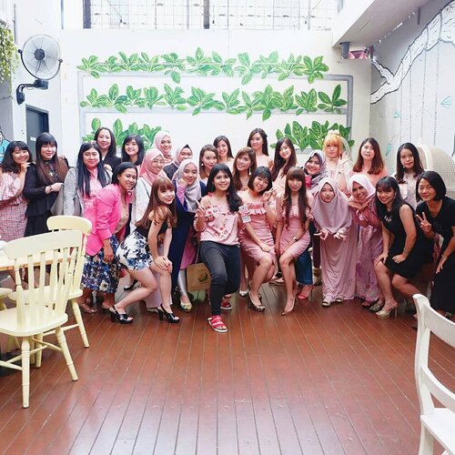 Throwback dari hari Sabtu kemarin. Kalian pasti udah pernah denger kan soal Young Living Oils? Brand essential oil terbesar di dunia ini memperkenalkan makeup line mereka yaitu Savvy Minerals di acara yang digelar oleh @healthy_wealthy_oils , @oils_holic dan tentunya @sbybeautyblogger . Selain mengenal lebih dekat dengan produk-produk Young Living ada juga makeup demo by @deuxcarls &@mgirl83 menggunakan semua produk dari Savvy Mineral. Seperti namanya, cosmetic line ini menggunakan bahan bahan mineral jadi bentuknya bubuk semua nih gaes. Termasuk eyelinernya. Penasaran gak tuh?? Tunggu event report aku yah. Swipe terus sampe mentok buat lihat hasil makeup demo yg super cantiiik. 😍😍😍 Thank you @healthy_wealthy_oils @oils_holicv @surabayabeautyblogger & @womanblitz as media partner for the invitation!

#LYPR2018 #LYPRID2018 #YoungLiving #YoungLivingIndonesia #SavvyMinerals #SavvyMineralsbyYL #SBBxHWO #sbybeautyblogger #SurabayaBeautyBlogger #HealthyWealthyOil #eventsurabaya #sbbevent #OneDrop #OneDropperID #clozetteid #blogger #bblogger #beautyblogger