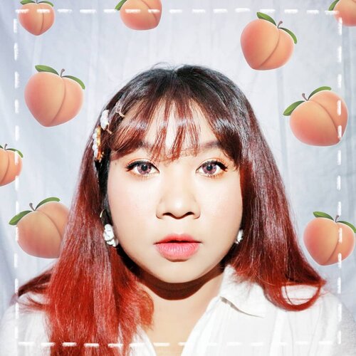 Heyyy uda pada nonton belom tutorial makeup bukber ala es blewah? Karena ga ada emoji blewah ya aku pake emoji peach aja, toh warnanya mirip. Anywaaay, makeup peachy gini selalu sukses bikin wajah keliatan seger tapi tetep natural. Disini aku jg pake softlens dari @x2softlens Bio Four warna Purple Extravagance biar kontras gitu ama warna makeupnya. Cantik kan?? Nyaman banget lo dipake seharian, warnanya jg natural ga terlalu ngejreng in real life (and natural lighting ofc). #makeupberbuka #makeuptutorial #tampilcantik #tutorialmakeupberbuka #beautybloggerid
#beauty #beautybloggersurabaya
#tutorial #bukabersama #iftarmakeup 
#X2Softlens #x2blinkchallenge #SBBxX2 #sbbcollab #clozetteid