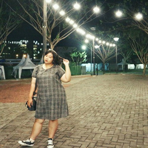 Women will go crazy over a dress that has pockets. We demand more pockets in our outfit! But, this cute glen check casual dress from @bambo.bigsize has 2 pockets. I can hide my snacks peacefully. #ootd #ootdbigsize #ootdbigsizeindo #fashion #cute #ootdplussize #ootdcurvy #ootdplussizeindo #curvy #clozetteid #blogger #bblogger #beautyblogger #surabayabeautyblogger #sbybeautyblogger #curvygirl #plussize#bodypositive #celebratemysize #ootdindonesia #ootdindo #curvystyleideasid #influencersurabaya #beautyhasnosize #missbbwindonesia #ootdredhacs #redhacsmixnmatch #endorsement #endorsementid