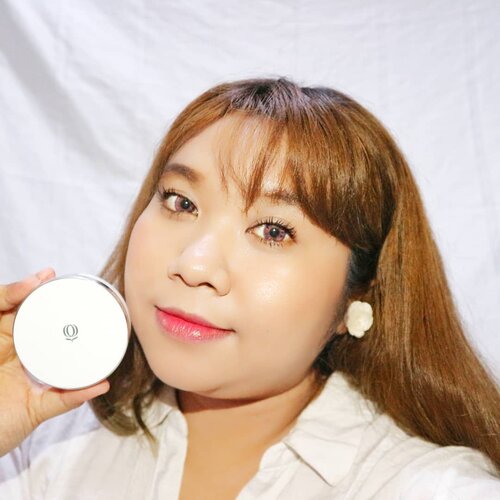 My current go to cushion! Lanore Whitening & Anti Aging DD Cushion shade 02 Beige. Kemasannya didominasinwarna putih dan aksen silver yg bikin kesan super mewah. Tekstur dari cushion ini sendiri creamy tapi kerasa ringan di kulit. Gampang dibaurkan jg. Meski pas awal awal di-apply warnanya masih agak keputihan di kulit aku, tapi selang beberapa menit tampak lebih menyatu. Finishnya natural dewy, jadi muka keliatan glowing tapi bukan yg berminyak gitu. Oil controlnya di aku cukup lumayan, ga cepet kileng kileng juga. Uniknya, Lanore Whitening & Anti Aging DD Cushion diperkaya dengan vitamin B3, UVA/B protector dan ademosine untuk memberikan tampilan yang natural dan sehat bercahaya, sekaligus menyamarkan garis halus pada kulit. Jadi selain untuk base makeup, cushion ini berfungsi ganda sebagai skincare yg merawat kulitmu. Plus mengandung SPF 36PA++++, kulit terlindung dari pengaruh buruk sinar UVA dan UVB! Coveragenya buildable banget. Cukup menutup kemerahan pada wajah dan bintik hitam. Udah pernah cobain produk lokal ini belum? Kalian bisa dapetin produk ini di Shopee loh!

#LANORESHOPEEHiip #DDCushion #BeautyEnthusiast
#beautybloggerid
#beauty #beautybloggersurabaya
#tutorial #cutemakeup #clozetteid  #beautyblogger #beauty  #indonesian #bblogger  #instamakeup  #instabeauty  #beautybloggerid #beautybloggersurabaya #surabayabeautyblogger