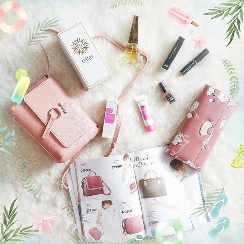 What's inside @sophie.paris.id goodie bag! It's actually a goodie box because it was so huge that it feels like birthday. There are Karen Bag, Jasmine Wallet, Eiffel eau de Parfum, Pro Matte Lipstick, Magic Pink Blackhead Nose Mask and Paint & Peel Nail Polish. Thank you so much for inviting us @sophie.paris.id !!! #sophieregcon2018 #sophieparis #daretochange #d2csurabaya #ClozetteID #beautyblogger #beauty  #indonesian #bblogger  #instamakeup  #instabeauty #beautybloggerid #beautybloggersurabaya #surabayabeautyblogger #eventsurabaya #eventsurabaya2018