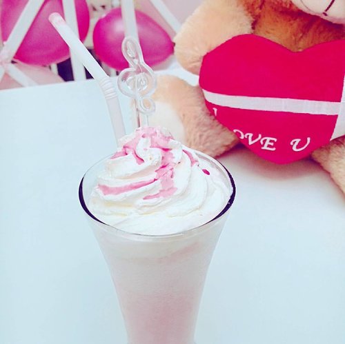 Freezy Pink.
Strawberry and banana blend @oneposecafe 
Cute colors and cute flavor.
Rp. 23.000 ❤❤
💸💸💸
#strawberry #banana #milkshake #🍓 #🍌 #🍼 #food #drink #foodies #kulinersby #kulinersurabaya #foodporn #cute #clozetteid #pink