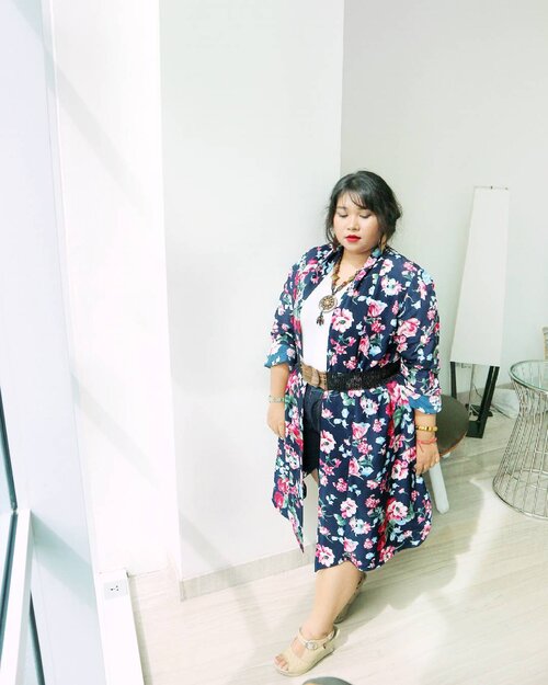 Pasti bosen liat foto eke pake outfit ini.  Jangan bosen. 😂😂 Ngepasin feeds doang. .Mau cerita sedikit jg soal outfit ini. Dresscode bohemian sedikit menantang, sempet pusing mikirin mau pake apa. Akhirnya dibantuin si @dimsam95 buat dedelin jeans. Sampe H-1 tuh masih galau kenapa kurang pas gtu mix and match nya.Dan baru pagi hari harinyaaaa nemu sabuk yg uda dipunya dr jaman kuliah. Baru dipake sekarang jujur saja 😂😂😂. Yah untungnya gak terlalu miss lah ya. Meski tetep kurang boho tapi gak mleset jauh jauh. Jadi jangan dikira gak pernah pusing soal dresscode. Selalu pusing kok apalagi kalo g ada warna yg diminta. Tapi, 80% mix and match selalu menyelamatkan. #ootd #ootdbigsize #ootdbigsizeindo #fashion #cute #ootdplussize #ootdcurvy #ootdplussizeindo #ootdbigsizeindo #curvy #clozetteid #blogger #bblogger #beautyblogger #surabayabeautyblogger #sbybeautyblogger #curvygirl #plussize#bodypositive #celebratemysize #ootdindonesia #ootdindo #curvystyleideasid #influencersurabaya #beautyhasnosize