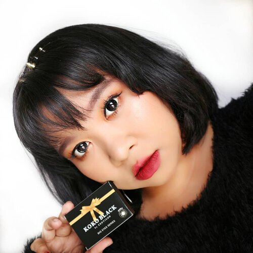 Black is sexy. Siapa bilang softlens hitam cuma bisa bikin cute? @x2softlens baru aja meluncurkan Koko Black Series dengan 4 pilihan motif, yang aku pakai ini adalah Marble. Super duper nyaman dipakai seharian bahkan diruangan ber AC sekalipun. Kadang sampe lupa kalo pake lens ☺☺Warnanya yg hitam juga bikin efek mata terlihat lebih hidup. Kalian bisa beli Koko Black Series ini di @spexsymbol atau www.spexsbol.com.Review lengkap ada di blog aku ya teman teman. 😄#KokoBlackbyExoticon#X2Softlens#Loveyoureyes #sbbreview#sbybeautyblogger#SBBxX2#clozetteid#circlelens#x2kokoblackmarble