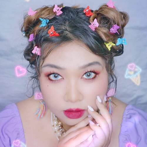 [I'm not Cool]

Yes! Beberapa orang jawab bener ya kemarin 🥺. Makeup ini terinspirasi dr make up look @hyunah_aa I'm not Cool comeback. Sebenernya kombinasi warna eyeshadow Hyuna berubah-ubah di setiap set MV dan foto teaser. Tp aku memilih kombinasi warna kecoklatan di bagian eyelids dan soft purple di under eye area, mirip dengan look yg dia pakai di salah satu foto teaser nya. Termasuk hair do double bun yg penuh butterfly hair clip ini. 

Point dari makeup dia selama I'm not Cool comeback adalah Rhinestones, glitter & plum lips. And don't forget her iconic beauty mark! Sayangnya, aku ga tau kenapa kamera aku ga bisa nangkep glitter2 di bawah mata aku. That's why aku include video dr kamera hape di slide terakhir, karena dr situ lebih keliatan glitternya. 

Udah jd fans Hyuna sejak sekitar 10 tahun lalu tp jujur mon maap baru sekarang recreate look dia. This looks is so cute, trendy and sexy at the same time. Very fitting to her image. Hope u guys love this makeup look as much as I do! Anyways who's your favorite girl idols?? 
#makeup  #makeuplooks #koreanmakeup #hyunaimnotcool #hyuna #hyunamakeup #cute #redhacsmakeup
#Clozetteid #clozetteootd  #curvygirl #plussize  #bodypositive #celebratemysize #ootdindonesia #ootdindo #curvywomanindo
 #influencersurabaya #beautyhasnosize #missbbwindonesia