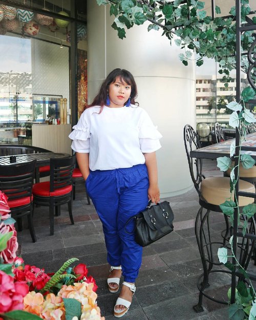 The perk of living in tropical country. You can wear pop of color all around the year. .
.
Electric blue jogger pants @fun.idshop
Carisa Blouse @bodybigsize 
Bag @melzbeautyshop .
.
#ootd #ootdbigsize #ootdbigsizeindo #fashion #cute #ootdplussize #ootdcurvy #ootdplussizeindo #ootdbigsizeindo #curvy #clozetteid #blogger #bblogger #beautyblogger #surabayabeautyblogger #sbybeautyblogger #curvygirl #plussize
#bodypositive #celebratemysize #ootdindonesia #ootdindo #curvystyleideasid
 #endorsement #endorsementid #endorsementindo #endorsersby #influencersurabaya #beautyhasnosize
