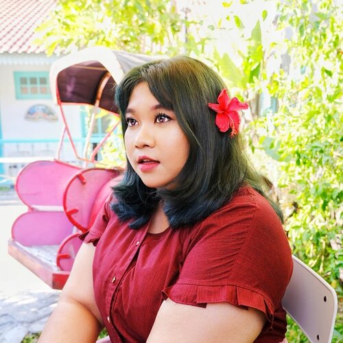 Please enjoy my pretty face. And look at my arm that is bigger than my face here. Everything is beautiful. I could write my groceries list on that arm. But anyway, I looked like a tropical Disney Princess here. 💃🌺✨Swipe for kisses! ( ˘ ³˘)♥Taken by @mgirl83#Clozetteid #clozetteootd  #ootdbigsizeindo #fashion #cute #ootdplussize #ootdcurvy #ootdplussizeindo #curvy #clozetteid #blogger #bblogger #beautyblogger #surabayabeautyblogger #sbybeautyblogger #curvygirl #plussize #bodypositive #celebratemysize #ootdindonesia #ootdindo #curvystyleideasid #influencersurabaya  #ootdredhacs #redhacsmixnmatch