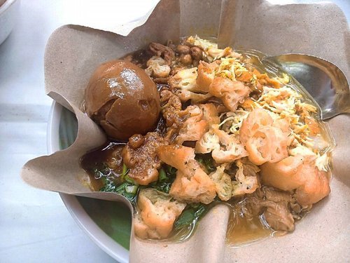 Bubur Ayam Jakarta at Wisata Belanja Tugu.
Rp. 18.000 .
Harga makanan di pasar pagi selalu gak biasa. Ati ati kejebak. 😂😂 pecel aja bisa sampe 24k. 
Buburnya asin. Kuahnya mirip kuah soto. Udah gtu ajah. Tapi abis sih. Laper soalnya. 😌
#foodies #food #foodporn #ClozetteID  #kulinermalang #buburayam #buryam #porridge #riceporridge #indonesiaculinary #latepost
