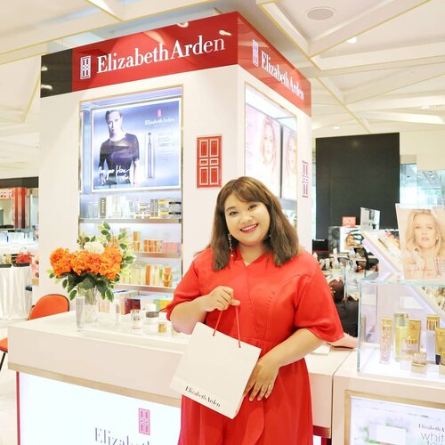 Throwback lagiii las lg visit ke boothnya Elizabeth Ardern @beauteous_you di Sogo Tunjungan Plaza. Nanti malem bakal aku unboxing isi goodie bag nya apaan yah. Stay tune. Sekali lagi. Thank you for your invitation @beauteous_you ! 
Dan terimakasih @dimsam95 udah mau direpotin hari itu 🤭😘 #elizabetharden 
#beautybloggerid
#beauty #beautybloggersurabaya
#tutorial #cutemakeup #clozetteid  #beautyblogger #beauty  #indonesian #bblogger  #instamakeup  #instabeauty  #beautybloggerid #beautybloggersurabaya #surabayabeautyblogger