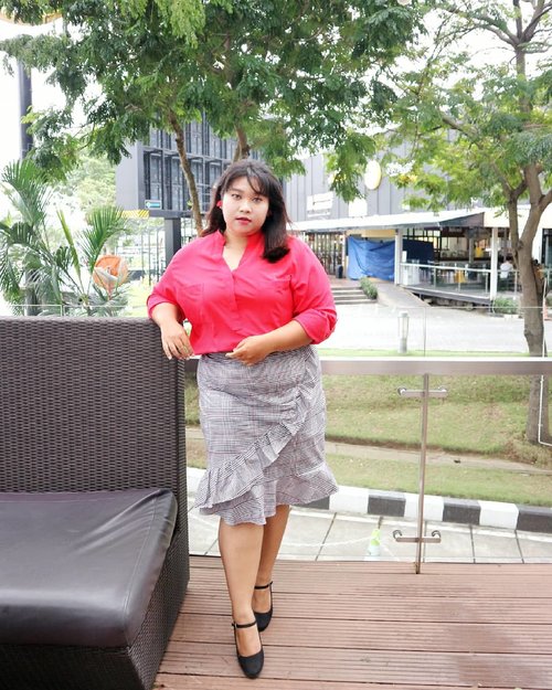The wind my ruin my bangs but it's not gonna dull my sparkles!💁 💫💫..That super pretty skirt is from @bodybigsize Grab it fast ladies!!! My size? 5xl, that's because my booty is huge af 😂. Even my waist is 30cm smaller than my butt. Amazing rite? 👌..#endorsement#endorsementid #endorsementindo #endorsersby #ootd #ootdbigsize #ootdbigsizeindo #fashion #cute #ootdplussize #ootdcurvy #ootdplussizeindo #ootdbigsizeindo #curvy #clozetteid #blogger #bblogger #beautyblogger #surabayabeautyblogger #sbybeautyblogger #curvygirl #plussize#bodypositive #celebratemysize #ootdindonesia #ootdindo #curvystyleideasid #influencersurabaya #beautyhasnosize #missbbwindonesia