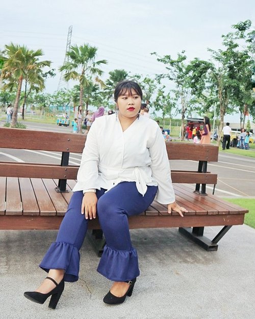 Ruffles or flared pants are really popular these days. It added a little flirt to your whole outfit. I got mine from @bodybigsize It's called Anzel pants. Grab it fast before it's sold out again 😣😣😣Swipe for details...📷: @dimsam95#ootd #ootdbigsize #ootdbigsizeindo #fashion #cute #ootdplussize #ootdcurvy #ootdplussizeindo #ootdbigsizeindo #curvy #clozetteid #blogger #bblogger #beautyblogger #surabayabeautyblogger #sbybeautyblogger #curvygirl #plussize#bodypositive #celebratemysize #ootdindonesia #ootdindo #curvystyleideasid #endorsement #endorsementid #endorsementindo #endorsersby #influencersurabaya #beautyhasnosize