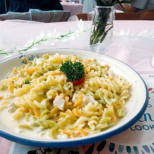 Chicken Alfredo.
3 colors vegeroni pasta, butter, garlic chincken chunks and white sauce. .
.
.
Kudos Cafe
28k
Ini creamy banget yes. Jadi kalo yg gampang eneg mgkin jangan pesen ini. Tp enak, tekstur pastanya oke. Dan bikin kenyang. 
#kudoscafe #chickenalfredo #pasta #foodie #foodporn #kuliner #kulinersby #kulinersurabaya #instafood #ClozetteID #パスタ #おいしい