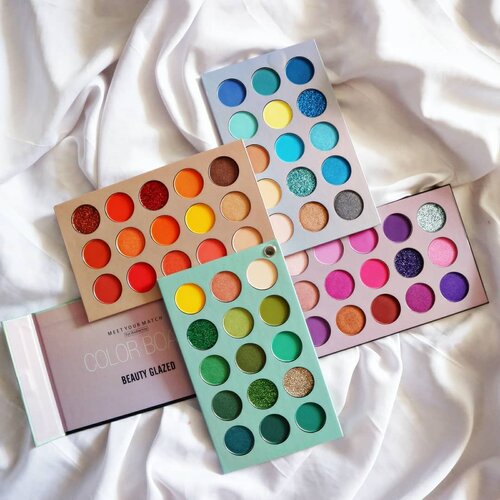 Aku tau udah banyak bgt yg punya palette ini dan emang ga memungkiri, salah satu palette viral taun kemaren ya si Beauty Glazed Color Board. Warna warnanya lengkap, harga affordable, texturenya bisa dibilang bagus juga. Beberapa warna cenderung chalky memang, terutama warna warna pucat. Tapi sama sekali ga merubah pigmentasi dan blendability yg oke. 
Review lengkap ada di blog aku yah! Kindly visit my blog.
Anyway berapa banyak dr kalian yg punya palette ini? 🙋🙋

#beautyglazed #beautyglazedpalette #colorboard #colorboardpalette #blogger #beautyblogger #review #colorful #🌈 #colorfulpalette #Clozetteid #redhacsreview