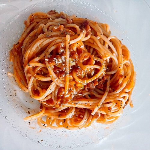 How much is too much spaghetti for breakfast? 
#spaghetti #bologna #bolognese #pasta #foodie #foodporn #homemadefood （not really tho. I use Del Monte sauce with a loooot of oregano, blackpepper, spring onion and a can of cornet lmao)  #instafood #洋食  #朝飯  #スパゲッテｲ #ボローニャソーセージ  #手作り #ホームメード  #美味しかった #ClozetteID