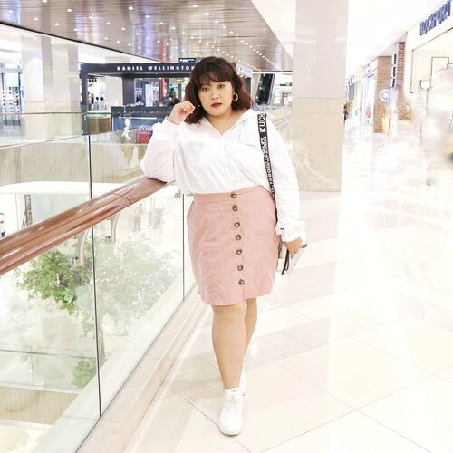 Udah lama banget pengen punya oversized white shirt. Tapi semua yg dijual di pasaran jatohnya ke aku ga oversized sih. Untung ada @seiichi.id , jadi bisa pesen baju di katalog mereka dengan size sesuka kita. Jadi bener2 bisa disesuaikan dengan size kita. Love it so much. 
#Clozetteid #clozetteootd  #ootdbigsizeindo #fashion #cute #ootdplussize #ootdcurvy #shoxsquad #ootdplussizeindo #curvy #clozetteid #fashionaddict #fashionstyle  #cny #cny2020 #curvygirl #plussize #endorsementindo
#endorsement #bodypositive #celebratemysize #ootdindonesia #ootdindo #curvywomanindo
 #influencersurabaya #beautyhasnosize #missbbwindonesia #ootdredhacs #redhacsmixnmatch