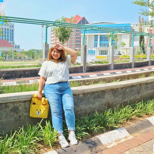 Cuaca boleh panas. Hati kamu jangan 💕✨
(Padahal kalo di story selalu ngomporin orang biar marah marah 🤣)
Kalo lagi panas panas gini paling enak emang pake outfit yg simple tanpa layer biar adem. Classic white shirt + jeans ga akan pernah gagal bikin kamu keliatan stylish. Pake sneakers biar makin santai dan gesit kalau mau lari dari kenyataan. Tambahin tote bag lucu dengan warna cerah biar ga kalah cerah ama matahari ☀. OOTD Details
Amya Shirt (bonus matching bandana!) @bodybigsize
Aera Jeans @bodybigsize
White sneakers @pvnshoes
Yellow bear tote bag @minette_id

#shoxsquad #Clozetteid #clozetteootd  #ootdbigsizeindo #fashion #cute #ootdplussize #ootdcurvy #ootdplussizeindo #curvy #clozetteid #blogger #bblogger #beautyblogger #surabayabeautyblogger #sbybeautyblogger #curvygirl #plussize #endorsementindo
#endorsement #bodypositive #celebratemysize #ootdindonesia #ootdindo #curvystyleideasid
 #influencersurabaya #beautyhasnosize #missbbwindonesia #ootdredhacs #redhacsmixnmatch