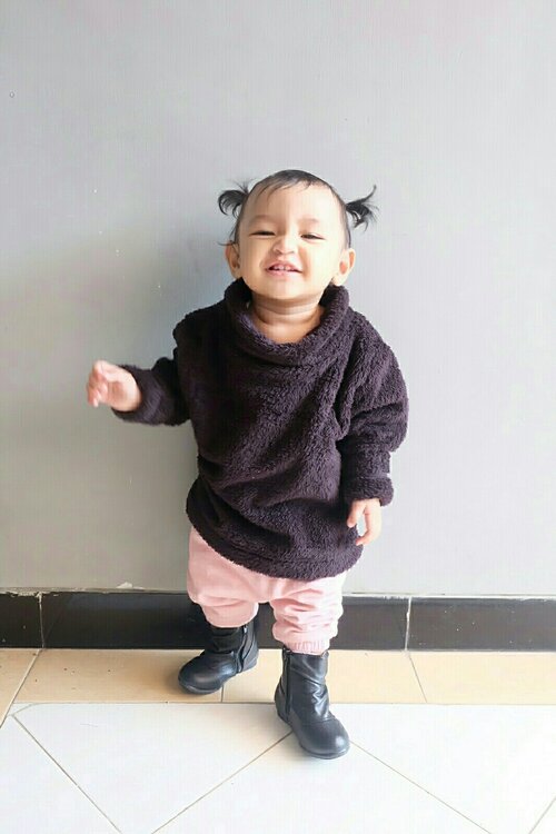 Musim hujan dingin banget udaranya. Si baby harus pakaian yang tebel biar ga kedinginan... Sadar kamera banget sih, difoto bisa nyengir... hehe... #Babystyle #ootd #babyootd #ootdbaby #kidootd #babyfashion #baby