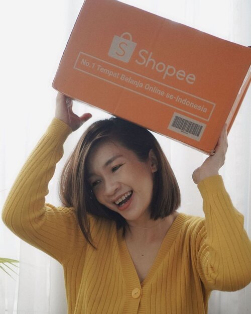 Unboxing mystery box super gede dari @shopee_id New Year Sale 1.1❤️❤️

isinya apa yach? Oppa korea apa dedek gemesh korea? Atau racun cantik?

Shopee lagi New Year Sale dan ada banyak promo menarik,
mampir ke channel youtube aku untuk liat isi mystery box nya,link ada di bio 

https://youtu.be/SZM9TlIGtkU

#shopeenewyearsale #shopeehaul #racunshopee #shantyhuang #beauty #makeup #selfie #beautyblogger #beautybloggerindonesia #beautyandhairdiaries #tampilcantik #love #koreanmakeup #jakartabeautyblogger #clozettedaily #clozetteid