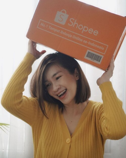 Unboxing mystery box super gede dari @shopee_id New Year Sale 1.1❤️❤️

isinya apa ya? Oppa Korea apa dedek gemesh Korea? Atau racun cantik lagi? Shopee lagi ada New Year Sale 1.1 loh ada banyak promo

Mampir ya ke channel youtube aku,link ada di bio 
https://youtu.be/SZM9TlIGtkU 

#shopeenewyearsale #shopeehaul #racunshopee #shantyhuang #beauty #makeup #selfie #beautyblogger #beautybloggerindonesia #beautyandhairdiaries #tampilcantik #love #koreanmakeup #jakartabeautyblogger #clozettedaily #clozetteid