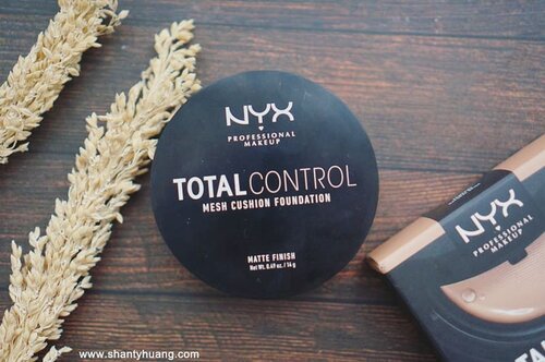 Hi Guys... Pengen cari foundation yang travel size, ringan, nyaman dan long lasting?
Wajib banget cobain NYX Total Control Mesh Cushion Foundation dari @nyxcosmetics_indonesia ini.
Aku aza yang ga suka pakai foundation bisa jatuh cinta loch.. Mau tau seberapa bagusnya produk ini, mampir ya ke blog aku
http://www.shantyhuang.com/2018/11/review-nyx-total-control-mesh-cushion.html?m=1

Atau channel youtube aku 😘😘 #shantyhuang #beautyblogger #blogger #beauty #nyxtotalcontrolcushion #nyx #bloggerceria  #indonesiabeautyblogger #clozetteid #clozettedaily #instagood #instadaily