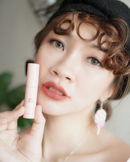 Yuhuu liptint pilihan untuk malam minggu walaupun cuma di rumah aza,cocok buat nemenin kamu sambil nonton drakor babang 2,4M itu.

Milktouch @milktouch_official touch my lip #02 Rose pink

tekstur ringan,ga lengket,pigmented dan warnanya bagus banget.

Buat yang penasaran mampir ke charis shop @charis_indonesia @hicharis_official @charis_celeb aku link ada di bio atau

http://hicharis.net/Shantyhuang/M4i

#shantyhuang #beautyvlogger #milktouch #beauty #charisceleb #hicharis #reviewliptint #liptintkorea #fyp #koreanmakeup #clozetteid #clozettedaily