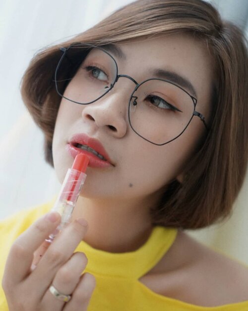 Pengen pake lipstick ala Korea Gradient Lips gitu? Keep cool double sensation lips @keepcool_global ini buat wajah kamu tampil fresh,
dan mudah banget untuk tampil ala gradient lips Korea soalnya lipsticknya terdapat 2 warna,

teksturnya juga melembabkan dan punya aku ini warnanya juicy coral buat penampilan jauh lebih fresh 😘😘 ada 3 pilihan warna yang cakep banget loch,pengen? @hicharis_official
Bisa beli di (link di bio)
hicharis.net/Shantyhuang/gfv

#shantyhuang #selfie #CHARIS #charisceleb #KEEPCOOLLIPSTICK
#keepcooldoublesensationallip
#beauty #Clozetteid #clozettedaily