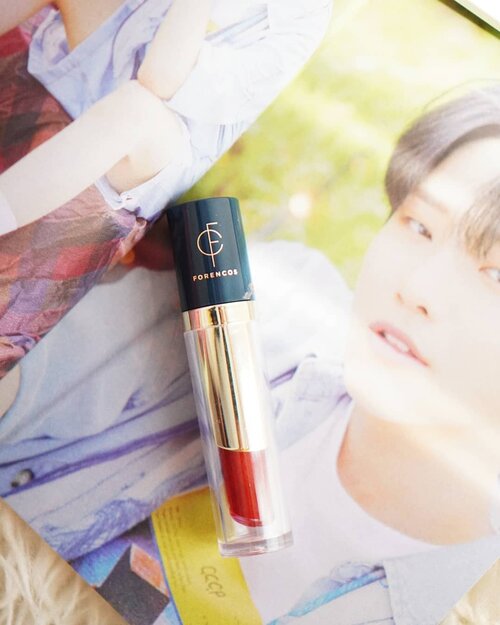 Lip tint dan aku adalah 2 kata yang ga terpisahkan, awalnya beli lip tint kni karena keracunan pas nonton Produce X 101 pada make lip tint dari @forencos_official Lip Tint Gloss Glass Tint No 08.
♥️Packaging nya cute dan ukurannya lumayan gede
♥️pigmented dan warnanya bagus banget, warna merahnya buat muka aku jadi segar tanpa perlu makeup lagi
♥️ga buat bibir kering
♥️long lasting bisa tahan 3-4 selama aku makannya ga bar-bar.

Secinta itu aku sama lip tint sama dengan rasa cintaku dengan member X1 @x1official101 😍😍 #Shantyhuang #beauty #beautyblogger #beautyreview #liptintkorea #Clozetteid #Clozettedaily #instagood #instadaily