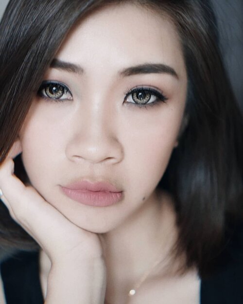 Happy monday.. Makin jutek lah muka saya kalo makeupnya begini 🤣🤣🤣
Banyak banget orang yang pertama kali ketemu sama aku pasti bilang aku "jutek" padahal aslinya klo udah kenal aku tuch baek loch 🤣🤣 #shantyhuang #beauty #beautyvlogger #beautyblogger #blogger #selfie #selca #instagood #instadaily #clozetteid #clozettedaily