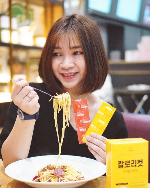 Pengennya diet tapi ga nyiksa dan tetap bisa makan enak, aku lagi cobain suplemen diet dari Korea Intake Calorie Cut Chewable untuk mencegah penumpukan lemak dan mengurangi penyerapan karbohidrat.Bentuknya permen dengan rasa strawberry dan lemon, praktis banget soalnya tinggal kunyah sebelum makan.Rasanya juga enak dan segar, program 2 minggu dan aku makan 3x sehari sebelum makan.Semoga 2 minggu ke depan aku bisa selangsing Lisa Blackpink😂😂Ini bisa di beli di @thefepi_#shantyhuang #beautyblogger #beauty #koreandiet #diet #selfie #koreanmakeup #Clozetteid#clozettedaily #instagood #instadaily