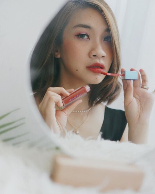 Racun lipstick cantik dan buat wajah langsung cetar dari Black Rouge Air Fit Velvet Tint @blackrouge_id
❤️Packagingnya simpel dan mewah
❤️hasil akhir velvet matte yang ringan
❤️melembabkan bibir dan membuat bibir jadi bervolume
❤️pigmented dan long lasting
❤️warna yang aku pake A29 Pink Hibiscus Garden bagus dan mewah banget

buat yang penasaran bisa cek ke charis shop aku ada banyak pilihan shadesnya di link bio aku atau ke
 Air Fit Velvet Tint (Blueming Garden)
http://hicharis.net/Shantyhuang/O3d

#AirFitVelvetTint  #BLACKROUGE #BluemingGarden  #CHARIS #hicharis #shantyhuang #beautyblogger #beauty #lips #lipstick #selfie #clozetteid #clozettedaily 

@hicharis_official @charis_celeb