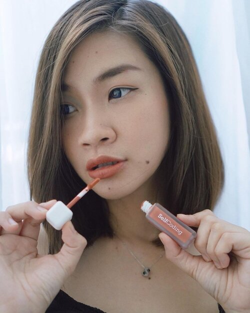 Lipcream dari @selfcoding.official selain punya packaging yang super simpel tapi gemes, teksturnya sendiri juga creamy dan melembabkan bibir banget.

Setelah di aplikasikan ke bibir, bibir jadi keliatan bervolume dan sexy gitu 😂
Lipcream ini juga long lasting bisa awet 4-5 jam 

Shade : brick
Warna nya nude gitu tapi ga buat pucat,jarang-jarang aku cocok dengan lipcream warna begini

Buat yang penasaran bisa mampir ke charis shop aku link ada di bio
Code Crush Matte Liquid Lipstick
http://hicharis.net/Shantyhuang/1vuf

#selfcoding #lipstick #CodeCrushMatteLiquidLipstick#CHARIS #hicharis@hicharis_official @charis_celeb

#shantyhuang #beauty #makeup #selfie #beautyblogger #beautybloggerindonesia #beautyandhairdiaries #tampilcantik #love #koreanmakeup #jakartabeautyblogger #clozettedaily #clozetteid