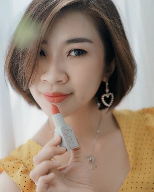 Karena satu lipstick ga akan pernah cukup, betul?😂 Dan ini adalah salah satu lipstick matte favorite aku dari @romandyou zerogram matte lipstick yang shade "adorable" warna coral lipstick ini buat kamu terlihat lebih manis dan fresh.

aku suka banget teksturnya yang ringan, dan ga buat bibir kering, lipstick ini wajib banget dech jadi pilihan kamu

belinya bisa di Charis shop aku, link ada di bio ya

Romand Zerogram Matt Lipstick
https://hicharis.net/Shantyhuang/gqH

@romandyou @charis_official @hicharis_official
#review #hicharis #charisceleb #shantyhuang #beautyblogger #blogger #Clozetteid #clozettedaily #instagood #instadaily