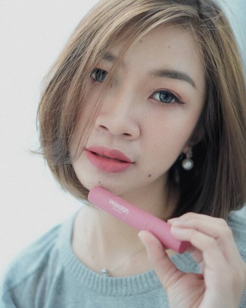 Suka Lipstick Warna Pink Manis gitu?

Wardah Lip Colorfit Velvet Matte Lip Mousse No 04 Pink Sweetheart dari @wardahbeauty ini bisa kalian jadikan pilihan.

Warna Pinknya manis dan lembut cocok banget untuk segala suasana, tekstur dari Lip Mousse ini juga lembut seperti mousse di atas2 kue itu, ringan dan ga buat bibir jadi kering.

#Shantyhuang #beauty #beautyblogger #reviewlipstick #wardah #wardahcolorfitvelvetmattelipmousse #selfie #selca #Clozetteid #Clozettedaily #instagood #instadaily