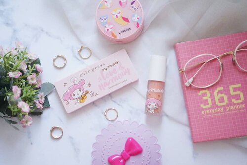 Paling ga tahan liat kosmetik yang punya packaging unyu dan gemesin 😘
Udah gitu, ga rela dipake lagi karena terlalu sayang 😂

Eyeshadow Palette & Liquid Blush:
@cutepress_japan.

BB Cushion : @laneige_kr 
#shantyhuang #beauty #beautyblogger #cute #flatlaymakeup #flatlay #clozetteid #clozettedaily #instagood #instadaily