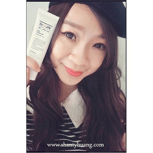 Hallo semua.. Beberapa waktu lalu aku dapat hadiah dari klink kecantikan Wonjin dari Korea, dan bb cream ini sukses buat aku jatuh cinta pada pemakaian pertamaCek reviewnya di blog akuhttp://www.shantyhuang.com/2015/09/review-drjin-daily-defence-bb-by-wonjin.html?m=1#shantyhuang #bloggerid #beautyblogger #blogger #beauty #bbcream #skincare #drjin #wonjin #korea #review #uljjang #clozetteid #clozzettedaily #instapicture #instadaily #instafollow